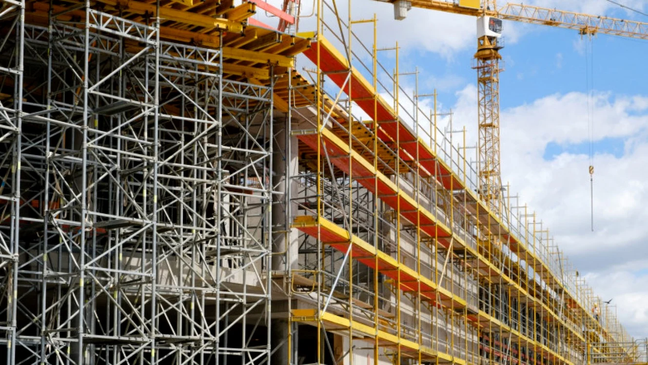 Macara lângă un bloc în construcție