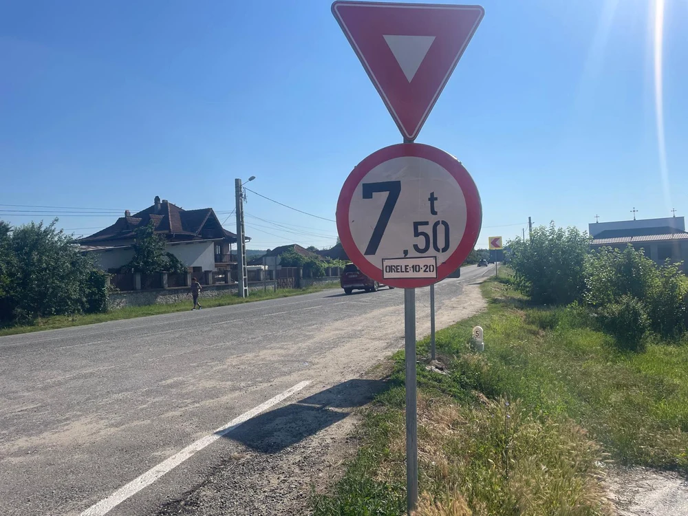 Angajații CNAIR au instalat semnalizoare cu noile restricții FOTO: CNAIR
