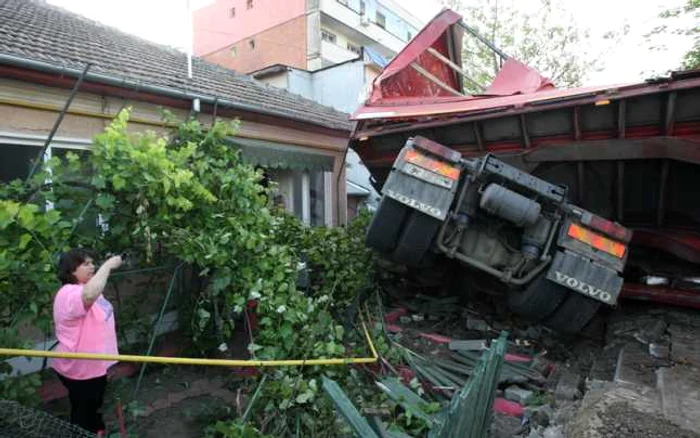 TIR-ul a intrat în locuinţa unui fost director din Prefectură