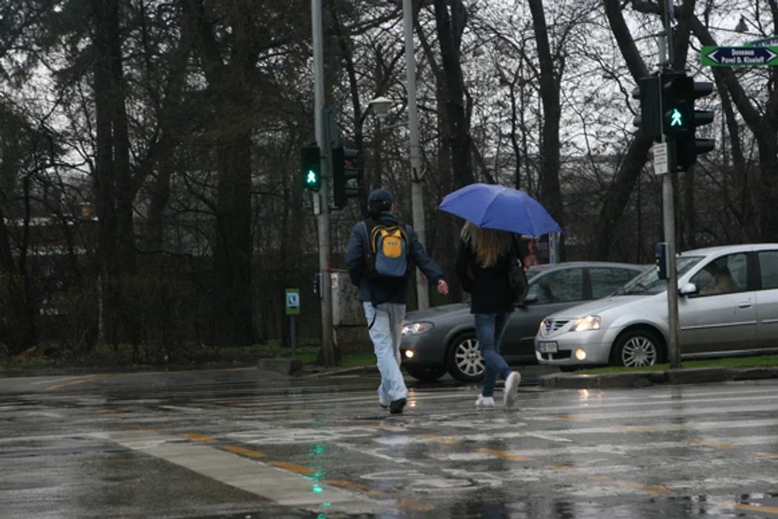
    Prognoza meteo pentru următoarele două zile anunță că vremea se va mai încălzifoto: Click!  