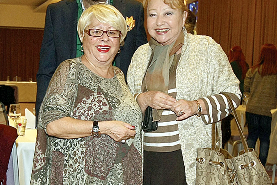 
    Mirabela Dauer și Rodica Popescu-Bitănescu au accesorii la modă Foto: Dorin Constanda   