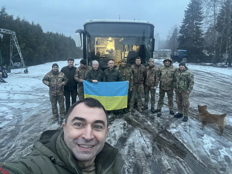 Un stomatolog român din Cernăuţi a transformat un autobuz în clinică mobilă. Merge pe front şi acordă asistenţă militarilor