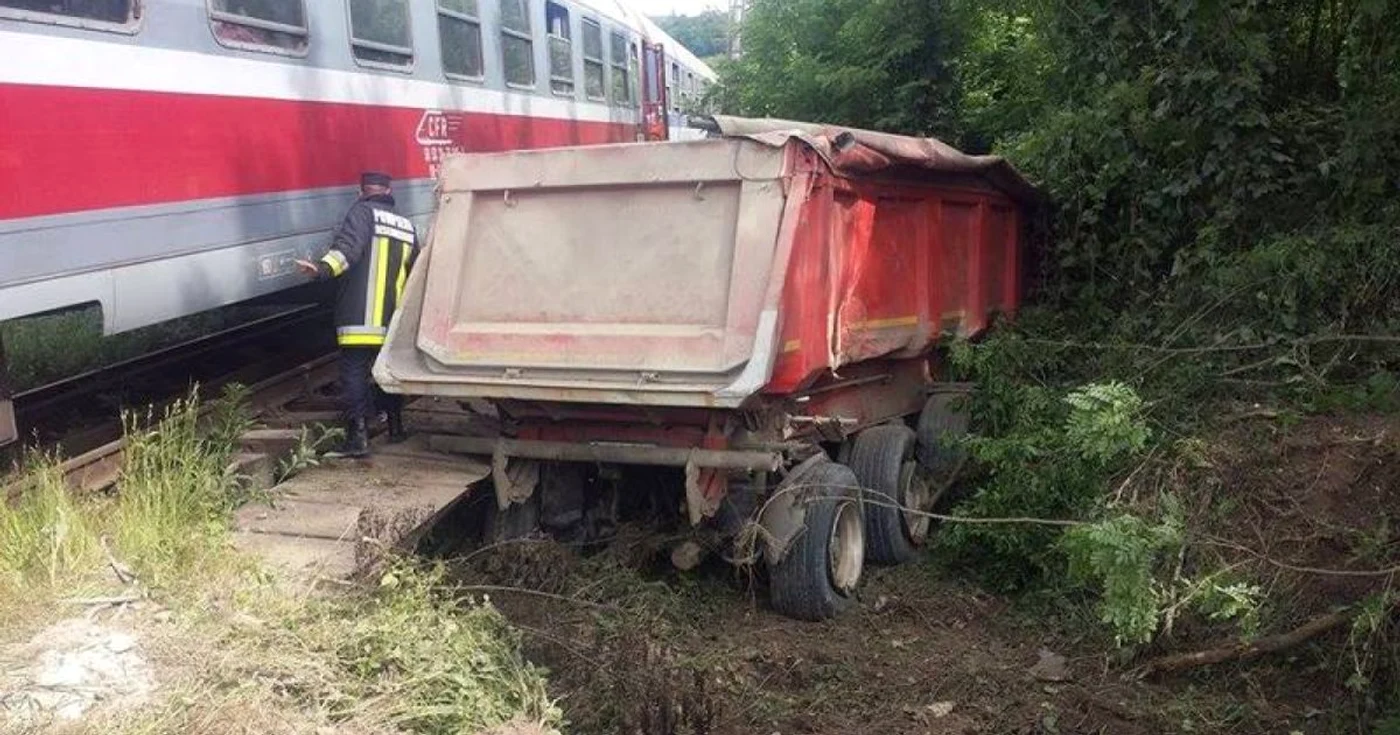 Locomotiva a lovit remorca autocamionului. FOTOGRAFII: ISU HUNEDOARA.