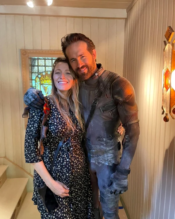 Blake Lively insarcinata si Ryan Reynolds (sursa Foto Instagram)