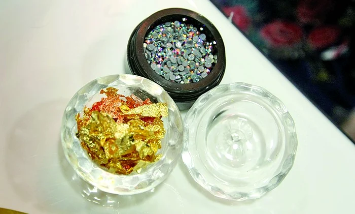 Cristalele Swarowski şi foiţa  de aur sunt păstrate în  recipiente speciale