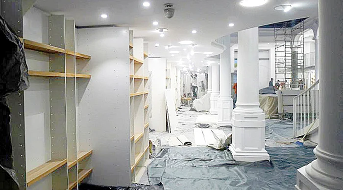 2014 - Au început lucrările de transformare în librărie