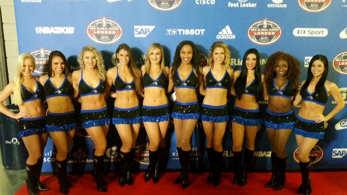 În NBA e o obişnuinţă ca o trupă de animatoare să umple pauzele de time-out