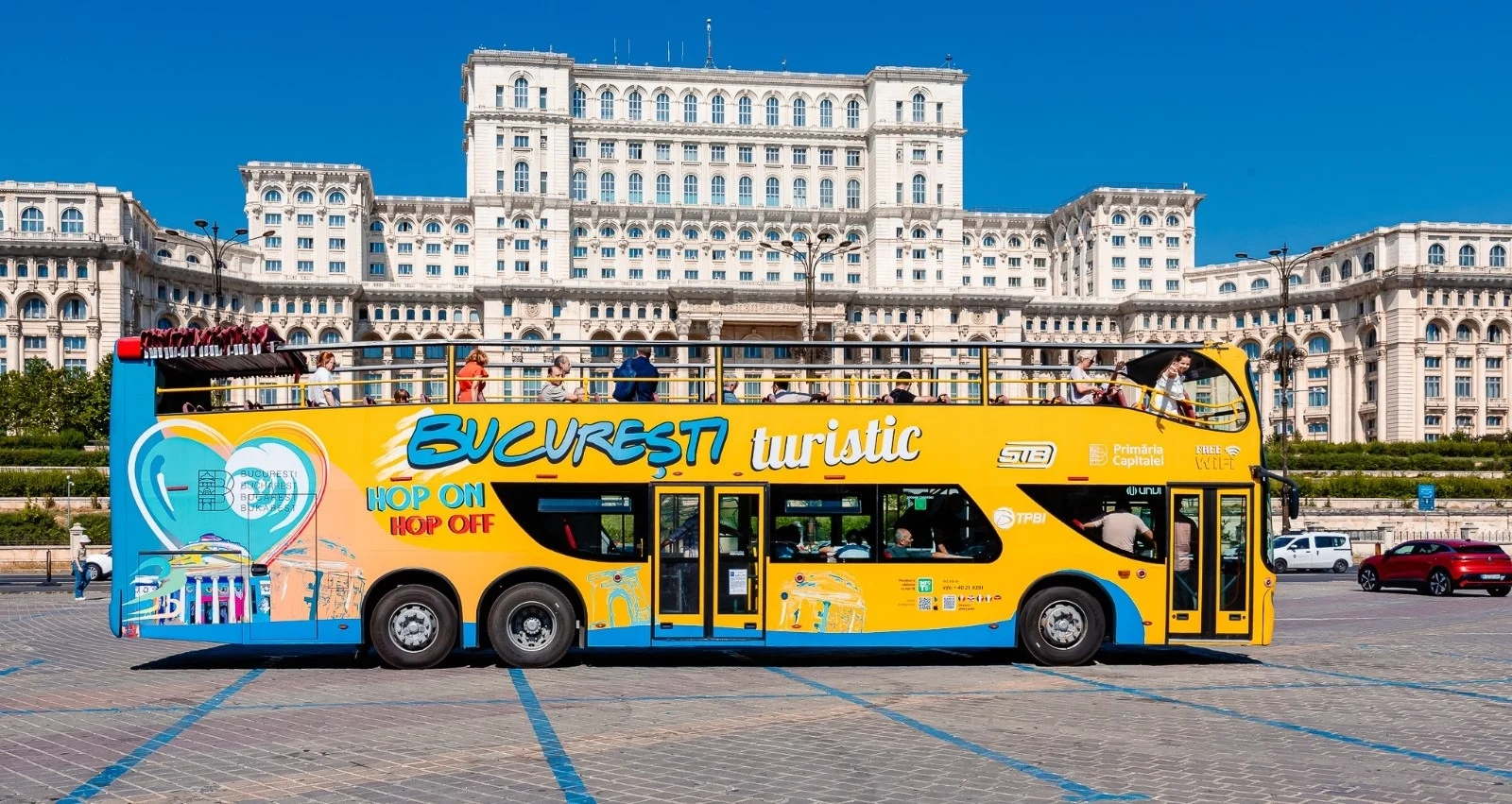 Autobuzele turistice revin pe străzile Capitalei. Cât costă biletele și ce obiective sunt incluse în traseu