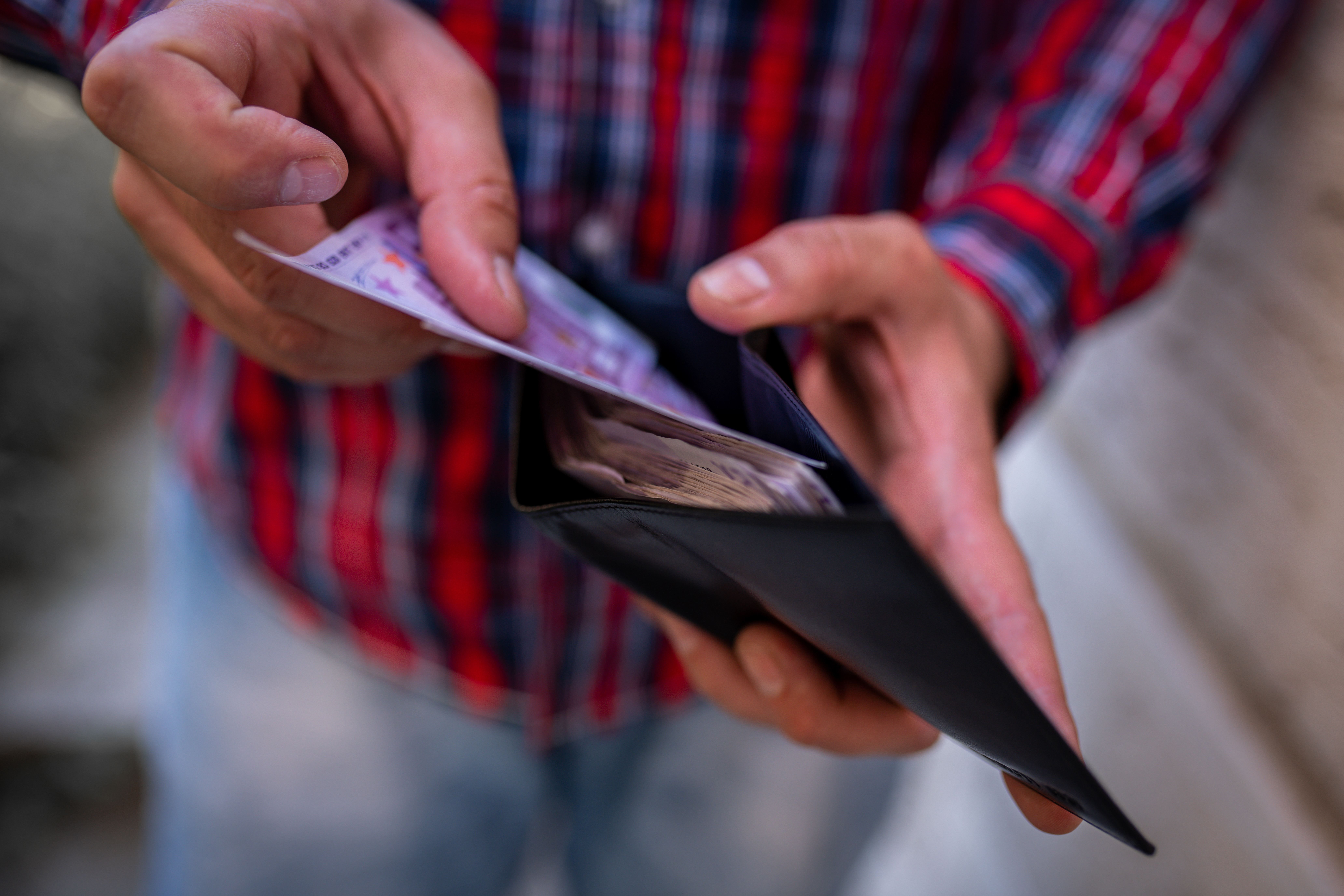 
    În ultimii 3 ani și jumătate, peste 1.400 de români au obținut, prin medierea CSALB, ștergerea unor datorii către bănci în valoare totală de 2 milioane de euroFoto:Shutterstock  