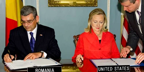 Imagini de la semnarea acordului privind scutul antirachetă, de către Hillary Clinton şi Baconschi