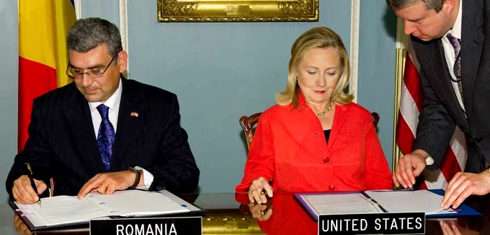 Imagini de la semnarea acordului privind scutul antirachetă, de către Hillary Clinton şi Baconschi