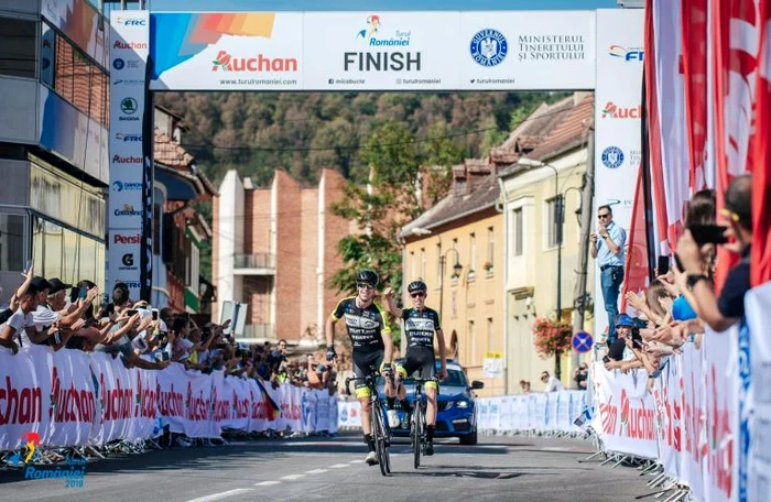 
    Olandezii au trecut primii linia de sosire în prima etapă a Turului Ciclist al României 2019  