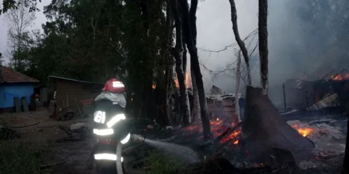 Pompierii s-au luptat zeci de minute cu flăcările (foto arhivă)