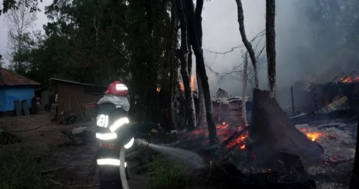 Pompierii s-au luptat zeci de minute cu flăcările (foto arhivă)