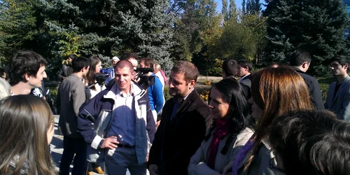 În scuarul din fața Kentford s-au adunat circa 40 de oameni