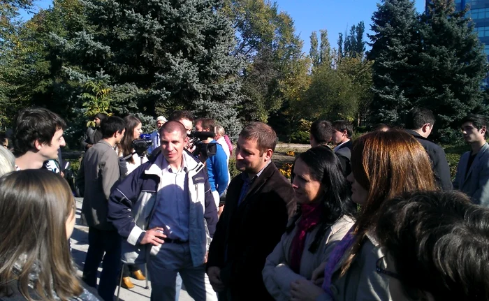 În scuarul din fața Kentford s-au adunat circa 40 de oameni