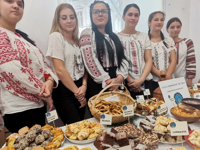 Elevii au pregătit entuziasmați rețete vechi și noi în laboratorul școlii FOTO: Alina Mitran