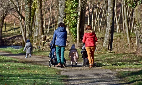 Femei copii plimbare FOTO Pixabay jpg