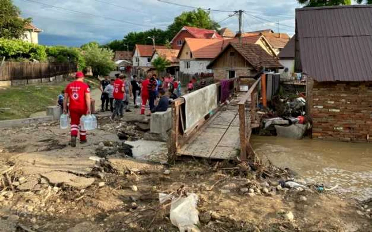Voluntarii au împărţit ajutoare oamenilor afectaţi de inundaţii