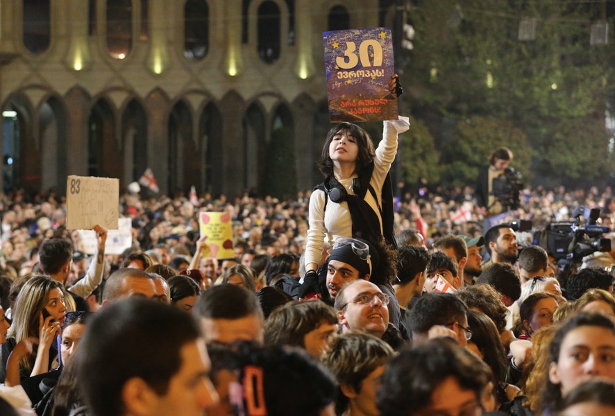 Concert de protest în Georgia: Mii de oameni adunați la Tbilisi împotriva legii „influenţei străine”