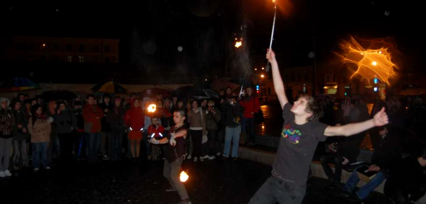 Jonglerii cu foc în Piaţa Unirii 