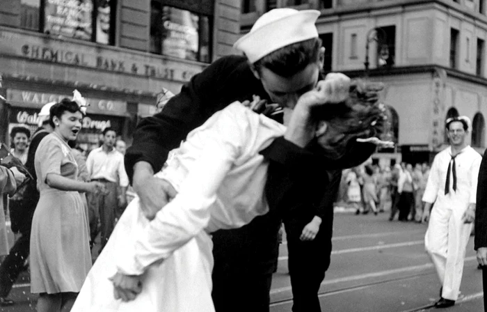 Fotografia 
celebră care a devenit în Statele Unite ale Americii simbol al 
încheierii celui de-al Doilea Război Mondial. Foto nkbexpress.com.au
