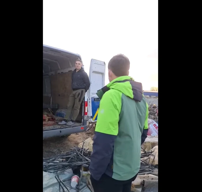 La Izbiceni, maşinile stau la rând pentru a lăsa gunoiul într-o groapă improvizată FOTO: captura film Facebook/ Vlad Gheorghe