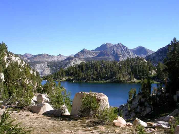 Lac în Pădurea Naţională Sierra din California FOTO WIKIPEDIA