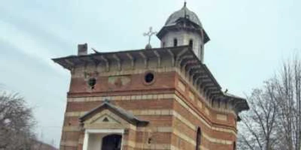 Trăsnetul a distrus turla bisericii din Arva-Broşteni 
