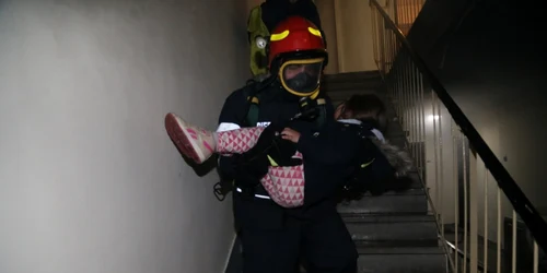 Pompieri incendiu in Bucuresti FOTO ISU 