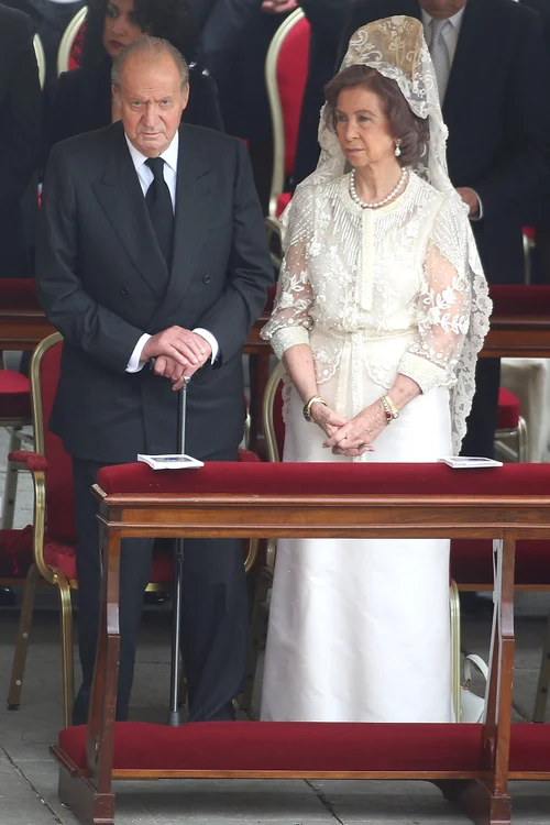 Regina Sofia cu mantilla pe cap alături de Juan Carlos GettyImages 487064749 jpg
