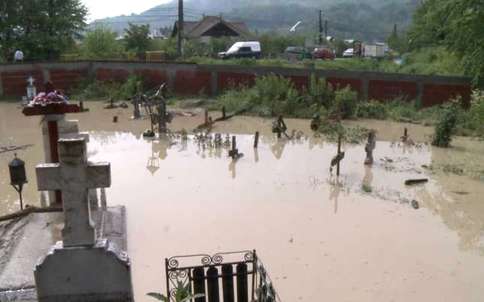 Autorităţile locale au chemat imediat în ajutor pompierii care au venit cu mai multe motopompe pentru a scoate apa din beciurile inundate. Afectat a fost şi un drum communal