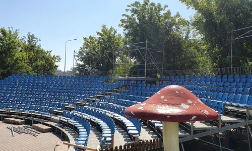 Locurile pentru spectatori au fost amenajate afară, pentru a respecta măsurile impuse   jpeg