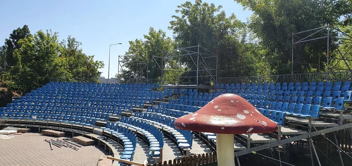 Locurile pentru spectatori au fost amenajate afară, pentru a respecta măsurile impuse  