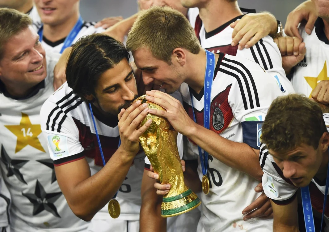 Khedira (stânga) şi Lahm într-un moment tandru cu trofeul suprem în fotbalul mondial. FOTO: Reuters