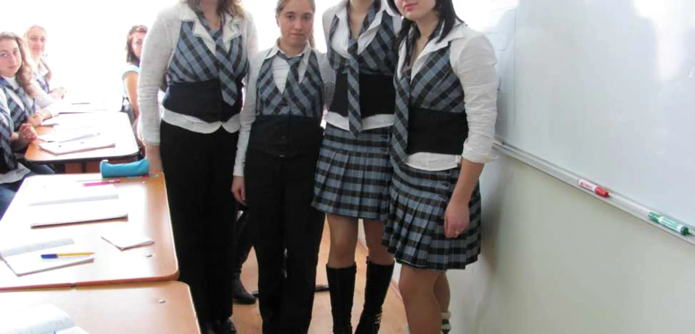 Uniforma fetelor are în dotare și pantalon și fustă
