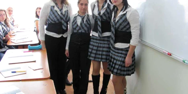 Uniforma fetelor are în dotare și pantalon și fustă