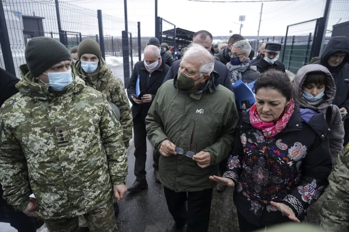 Josep Borrell (centru) pe frontul din Donbas FOTO EPA-EFE