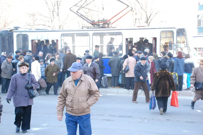 Aglomeraţie pe refugiul staţiei de tramvai