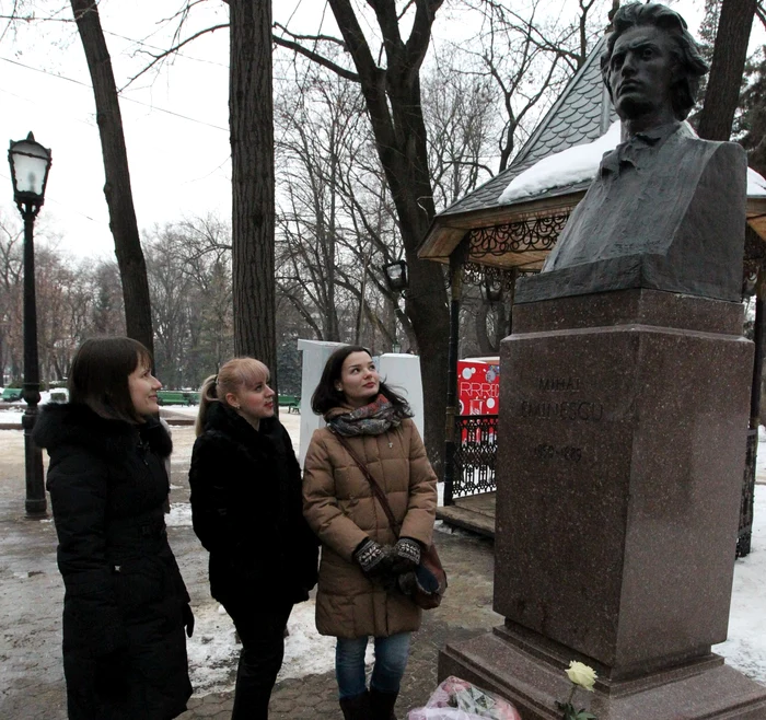 Sărbătoarea va începe cu depuneri de flori la bustul lui MIhai Eminescu de pe Aleea Clasicilor. FOTO Tudor Iovu