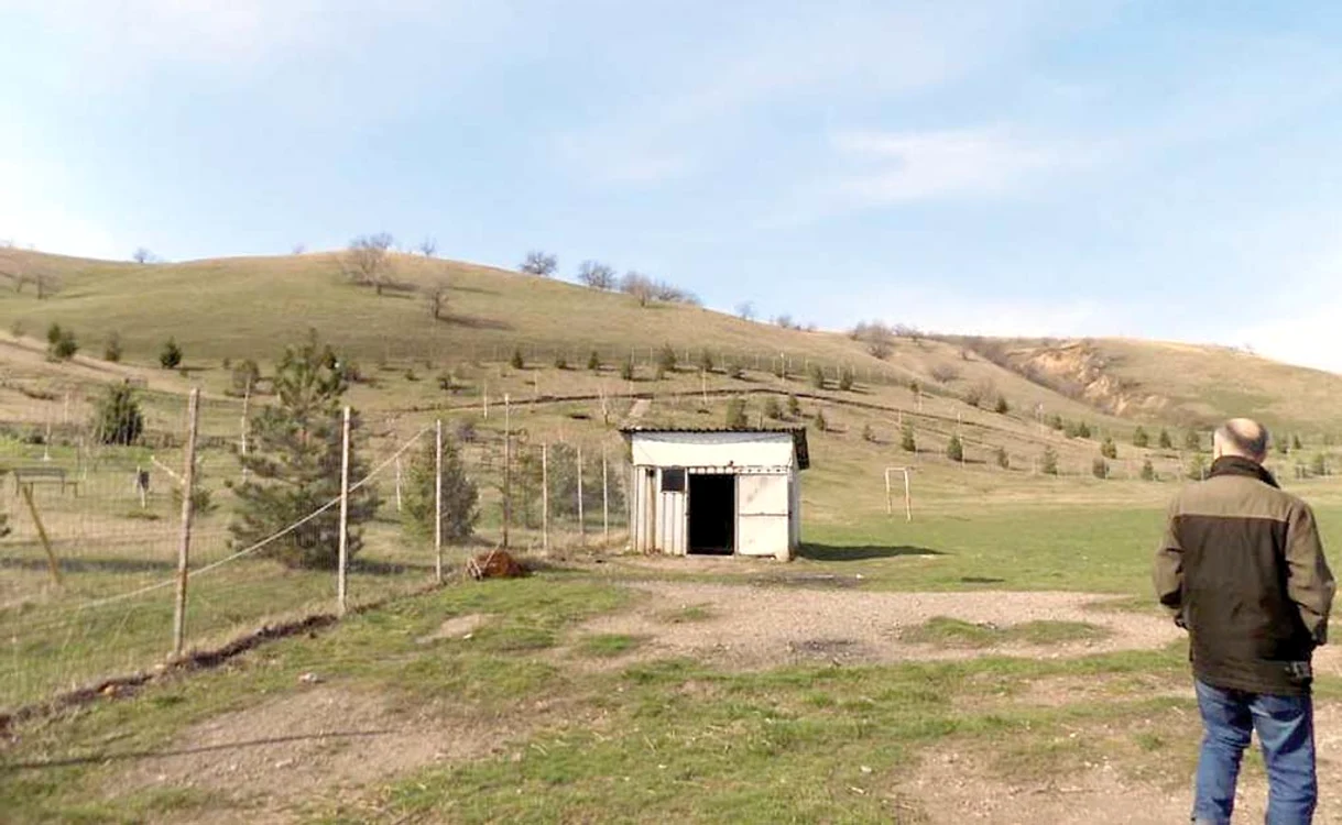 
    Parcul dintre comune n-are un petic de umbrăFotografii: adevarul.ro  