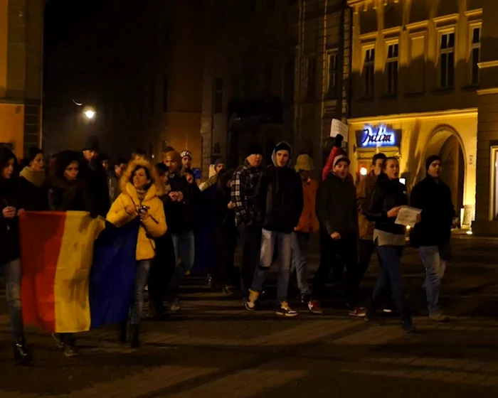 Aproximativ 100 de persoane au protestat in centrul Sibiului