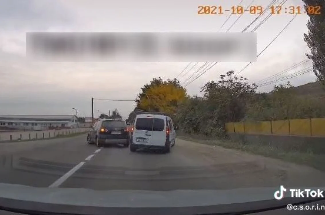 Manevra făcută de şoferul care a depăşit pe linie continuă. Foto captura video Tik Tok/ c.s.o.r.i.n.