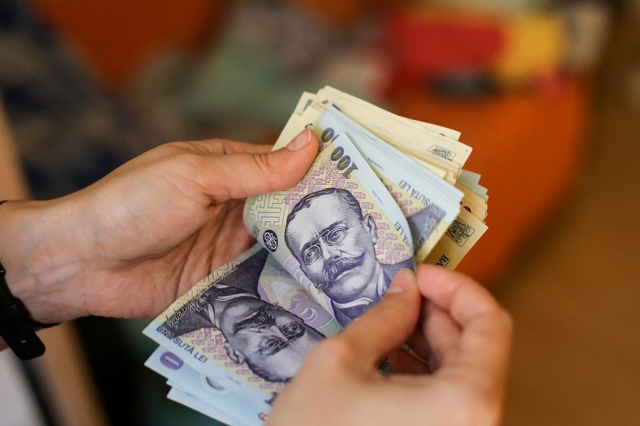 Doi angajați au contribuit cu peste 100.000 de lei la pensia privată într-o singură lună. Au încasat venituri brute de câte 500.000 de euro