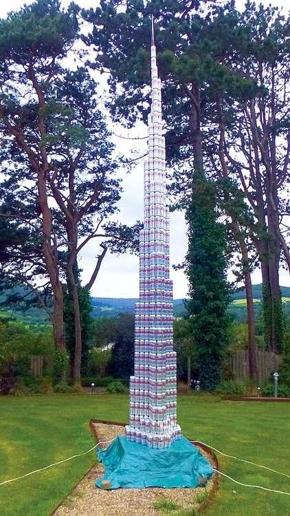 
    “Burj Khalifa” din metal  măsoară doar 6 metri înălţime  