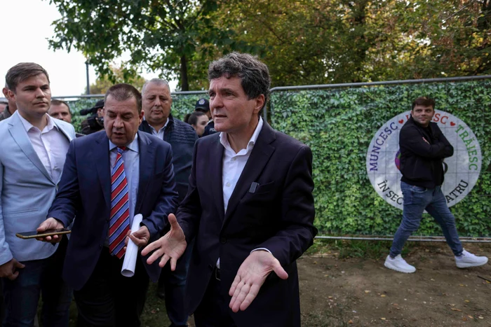 Scandalul a continuat până târziu în noapte în Piața Unirii - Foto INQUAM Photos Octav Ganea