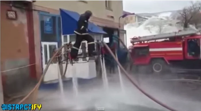 
    Platforma care stinge incendiil este cea mai nouă invenţie ruseascăFoto Youtube  