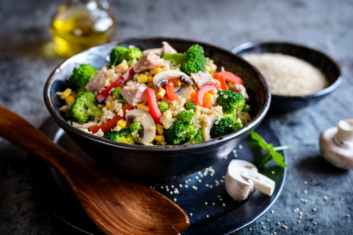 Salata cu tin si quinoa  Sursa foto shutterstock 1009968754 jpg