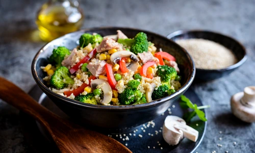 Salata cu tin si quinoa  Sursa foto shutterstock 1009968754 jpg