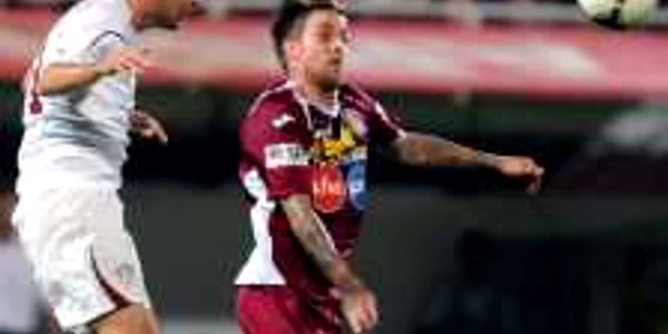 Adam Vass (dreapta) în duel cu Goga în meciul cu Rapid